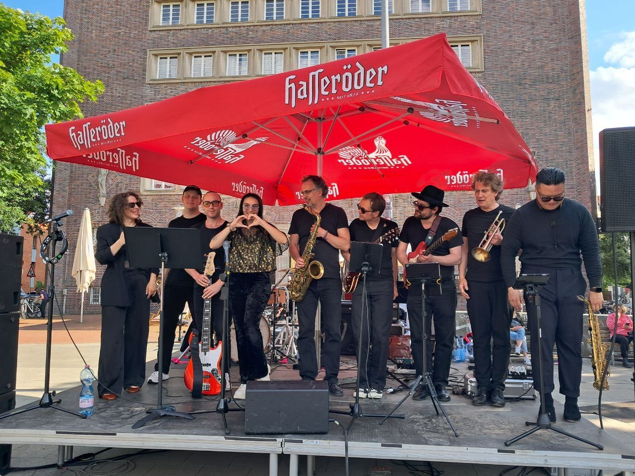 GP9 – die neunköpfige Guilty Pleasure Power Band mit Bläsersatz auf einer Open-Air-Bühne